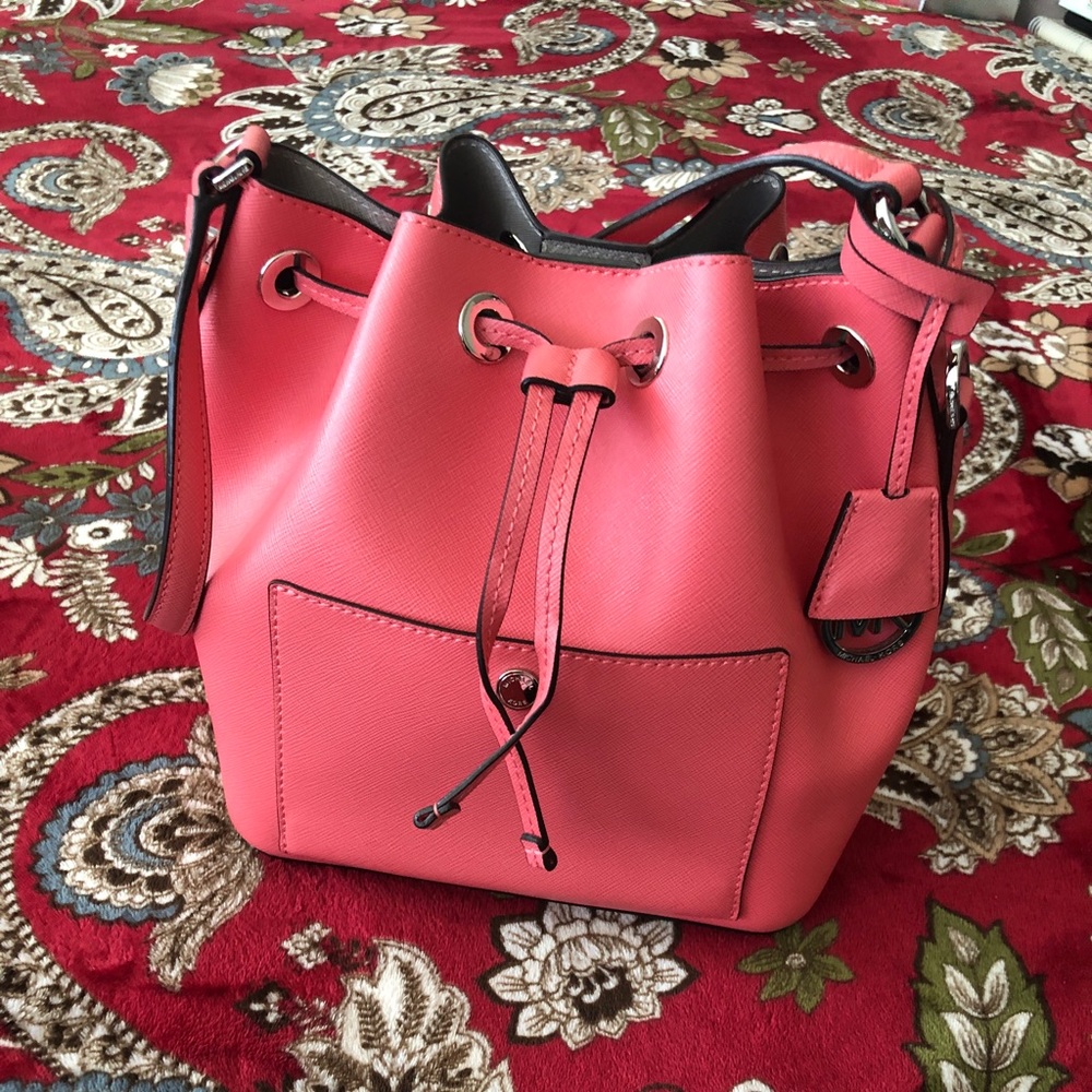 Michael Kors Greenwich Medium Leather Bucket Bag - Coral/Grey